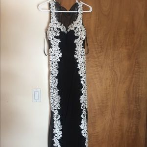 Black Prom dress embroidered with floral print 🖤